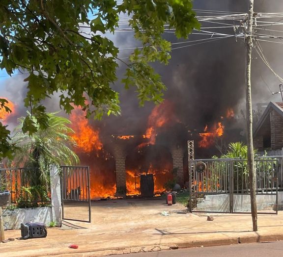 Incendio consumió la casa de un binomio de rally en Apóstoles