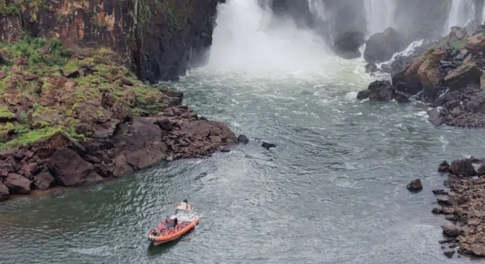 Por el bajo caudal del rio Iguazú suspenden los paseos náuticos en Cataratas