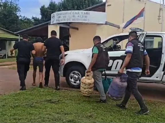 Robó 12 netbooks de la centenaria Escuela 12 de Caá Yarí: lo detuvieron Robó 12 netbooks de la centenaria Escuela 12 de Caá Yarí: lo detuvieron