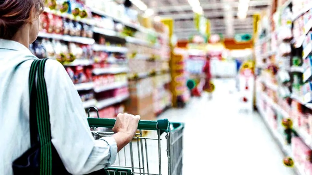 Las ventas en supermercados caen 13% y profundizan su baja