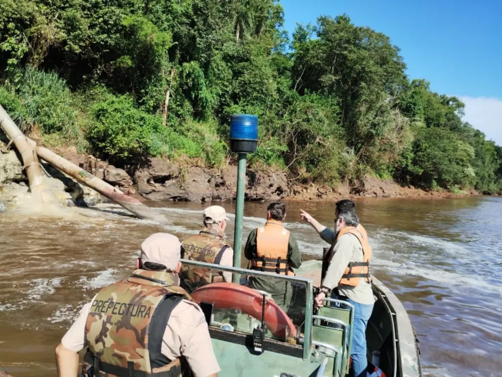 El Ministerio de Ecología lleva adelante la investigación por la espuma que invadió el río Paraná