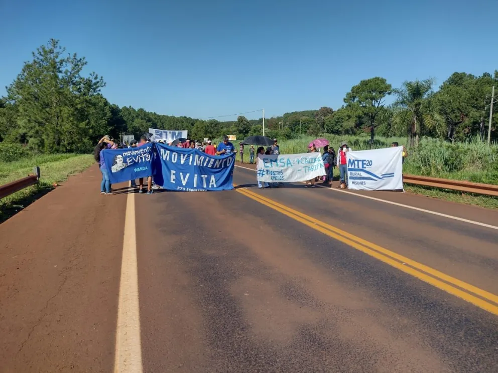 Ruta 12 cortada a la altura de Urugua-í hasta el mediodía