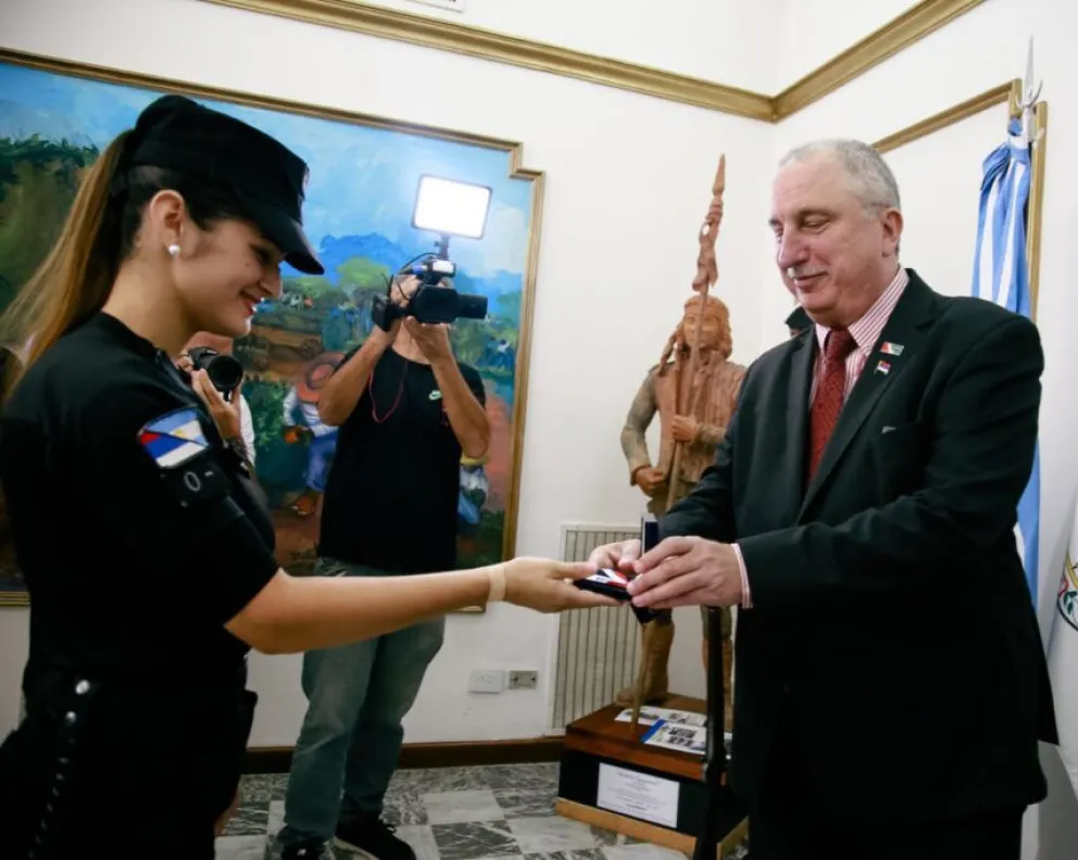 Passalacqua entregó la máxima distinción de la provincia a la policía Agustina Castillo