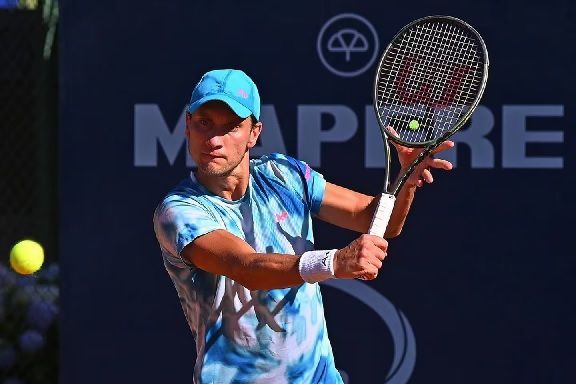 Un tenista argentino pateó la silla del umpire y fue descalificado por conducta antideportiva en Chile Un tenista argentino pateó la silla del umpire y fue descalificado por conducta antideportiva en Chile