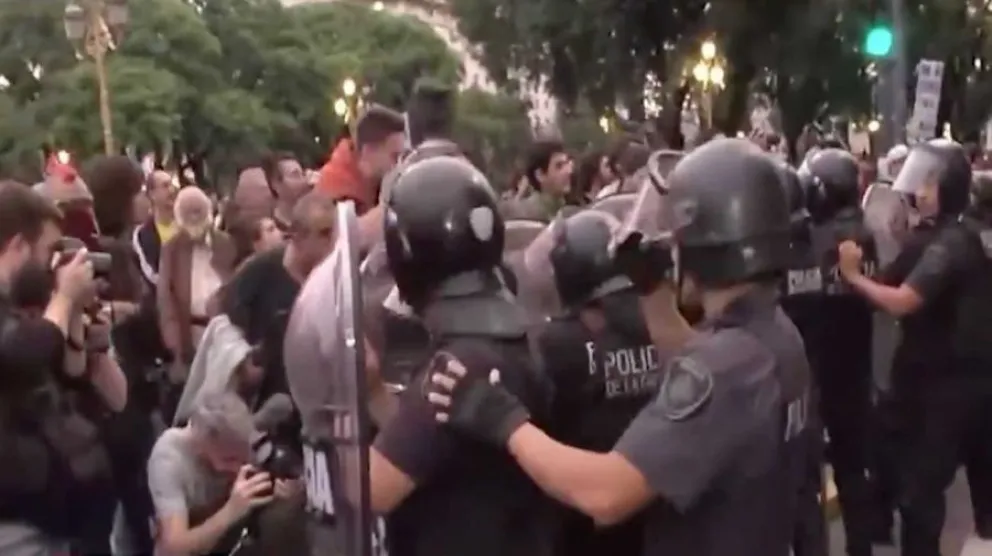 Cine Gaumont: la manifestación en defensa del INCAA fue reprimida por la policía y hay detenidos