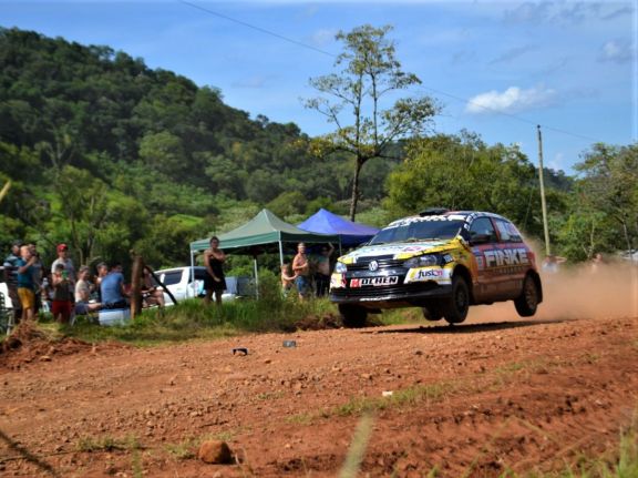 Misionero de Rally: Finke se llevó una etapa agobiante en El Soberbio