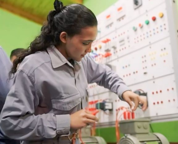 La matrícula femenina en las escuelas técnicas provinciales supera la media nacional