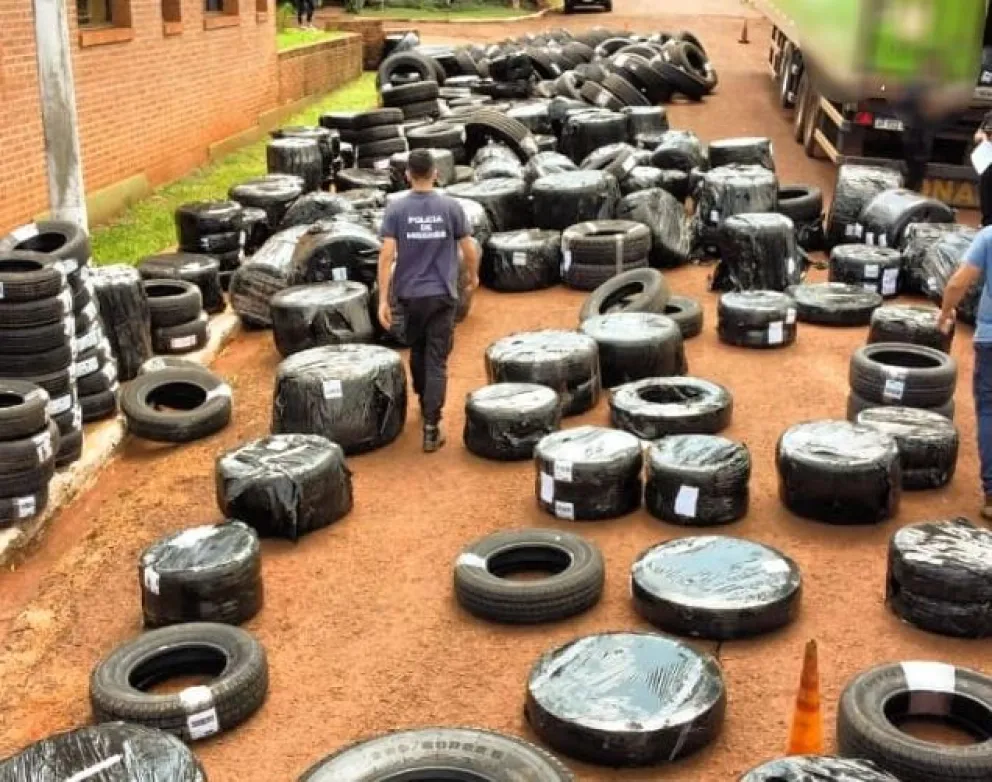 Secuestran más de 540 neumáticos de origen ilegal que transportaba un camión sobre ruta 12