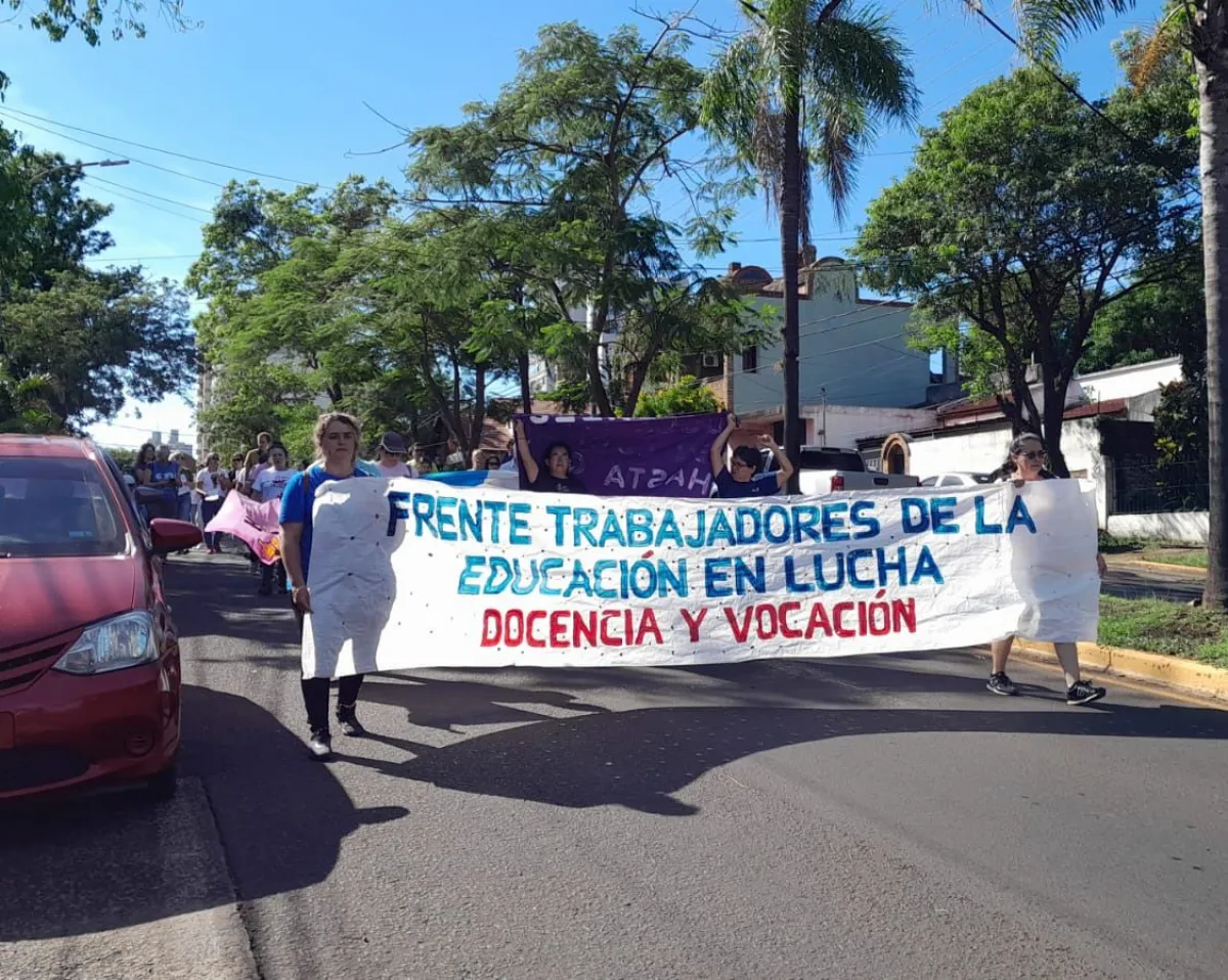 Docentes marcharon hacia el CGE para reclamar la derogación de la resolución 241 Docentes marcharon hacia el CGE para reclamar la derogación de la resolución 241