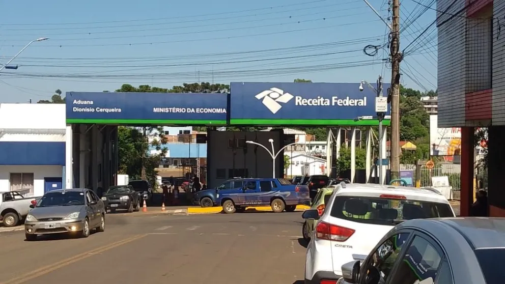 Misioneros cruzan la frontera para comprar fiado los alimentos en almacenes de Brasil