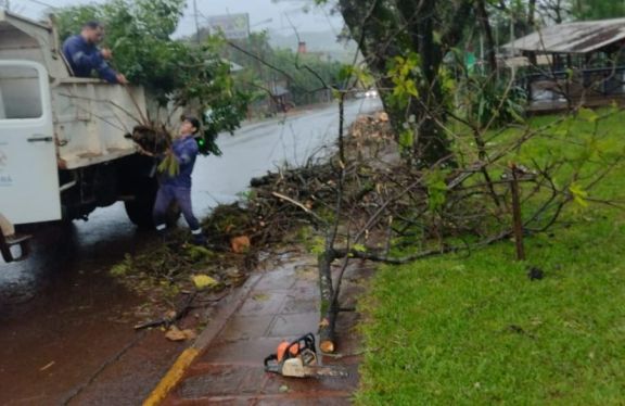 Dos viviendas afectadas por el fuerte temporal de viento y lluvia que se desató en Oberá