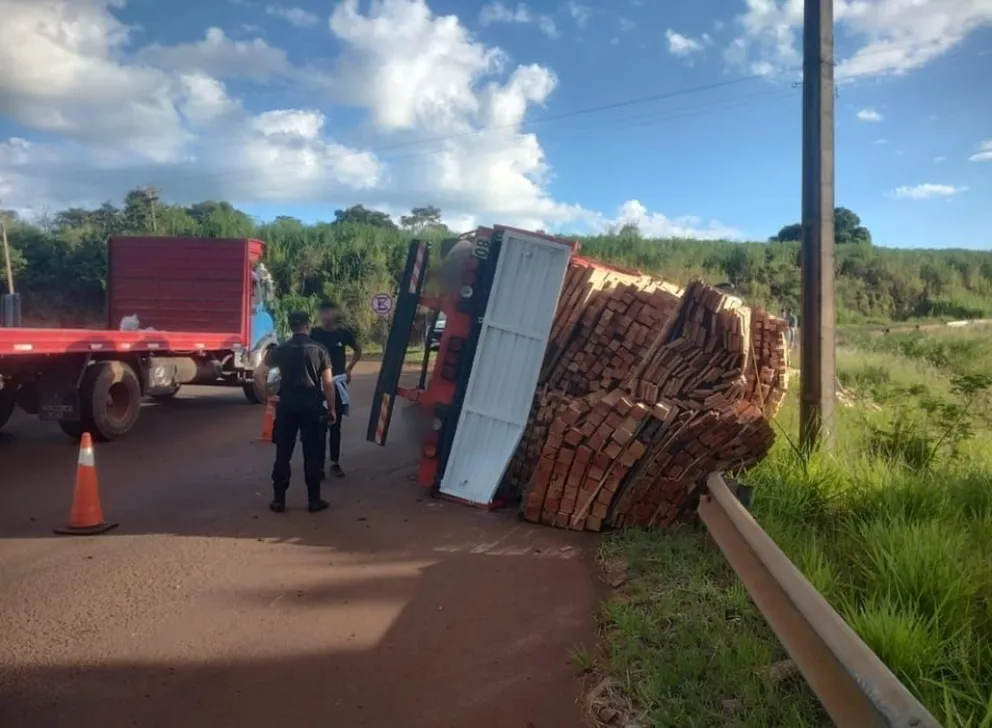 Camión cargado con madera volcó en la rotonda de Guaraní