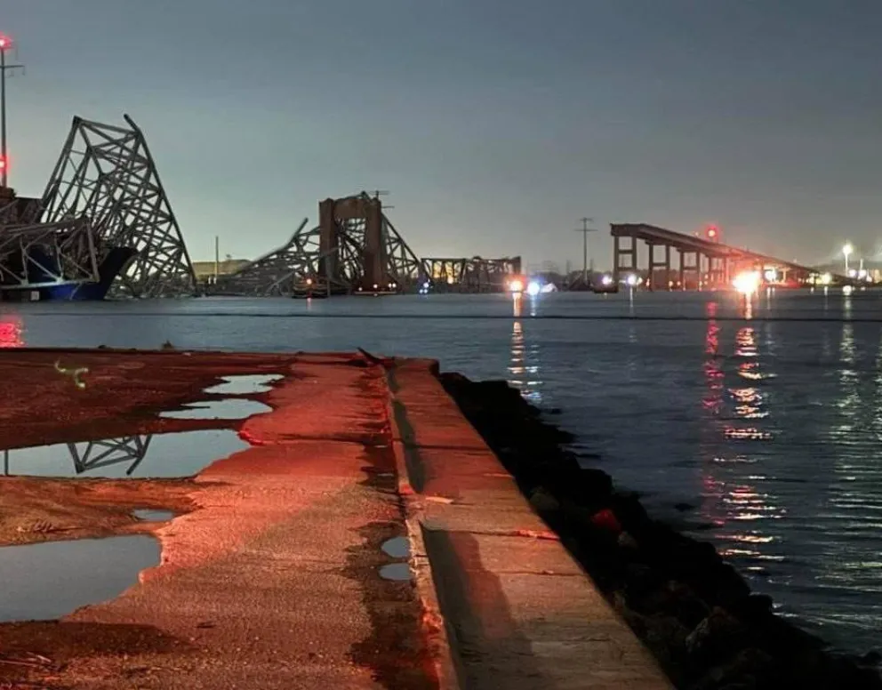 Estados Unidos: un puente se desplomó tras ser impactado por un barco en Baltimore