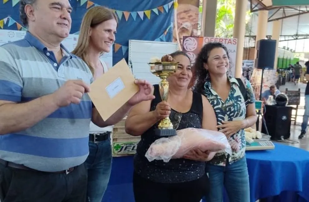 El concurso de pelado de mandioca tiene una campeona