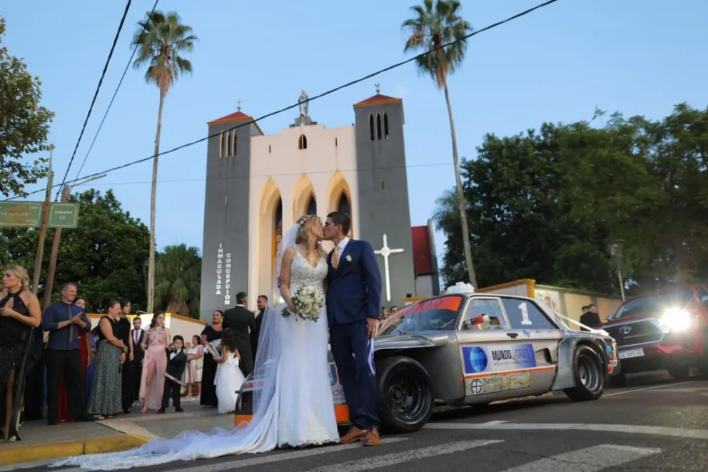 Se casó Bruno Madelaire y llevó a su esposa a la fiesta en el auto de carreras