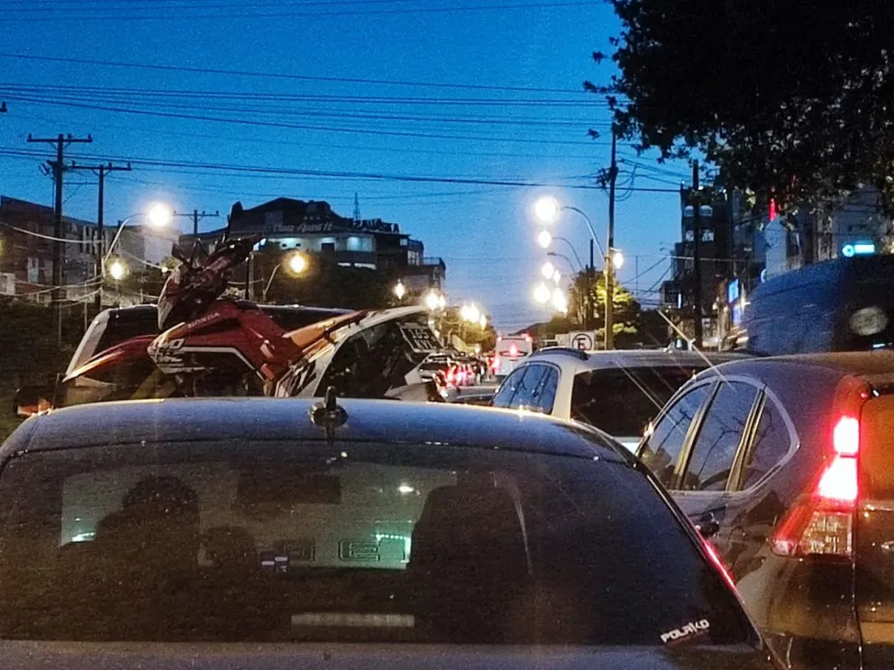 Una gran fila de autos intenta pasar de Encarnación a Posadas