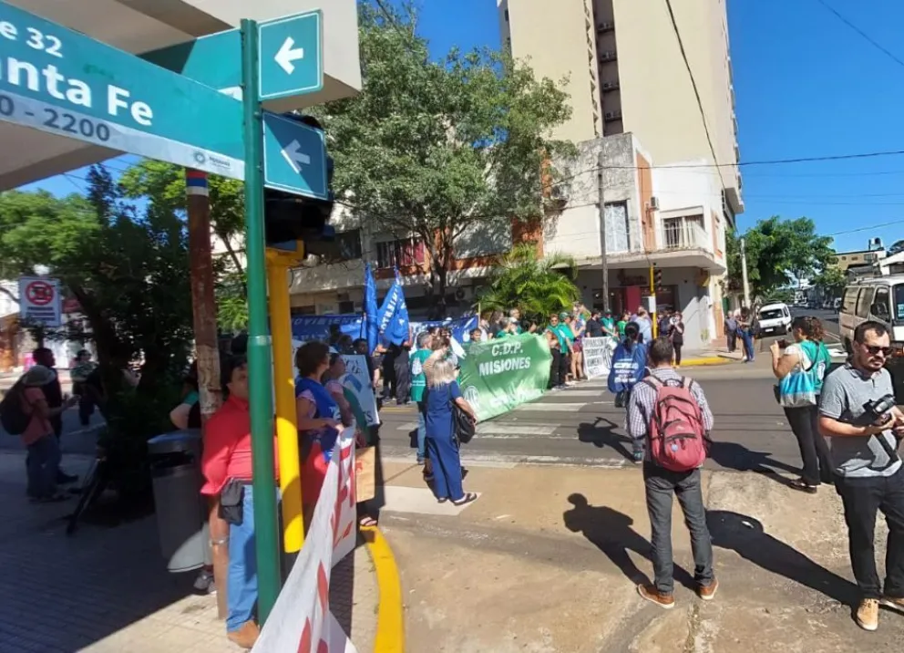 Organizaciones se movilizan en Posadas contra despidos en áreas del Estado