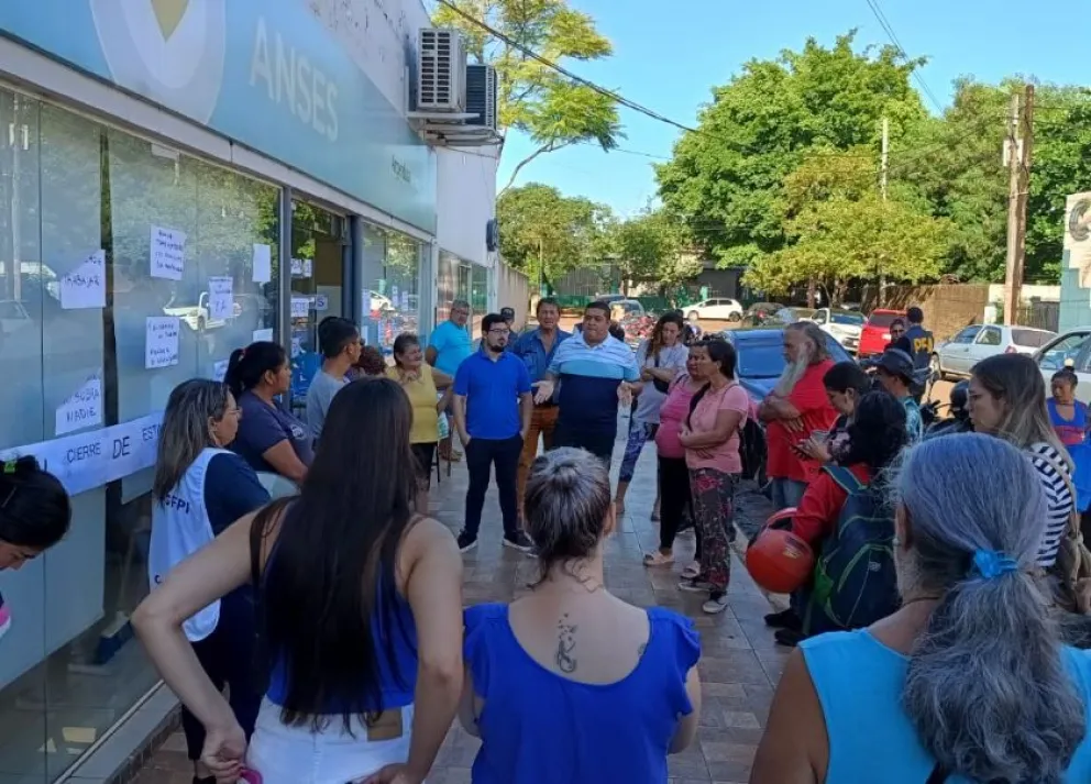 Empleados de Anses reclaman reincorporación y temen el cierre de la delegación Iguazú