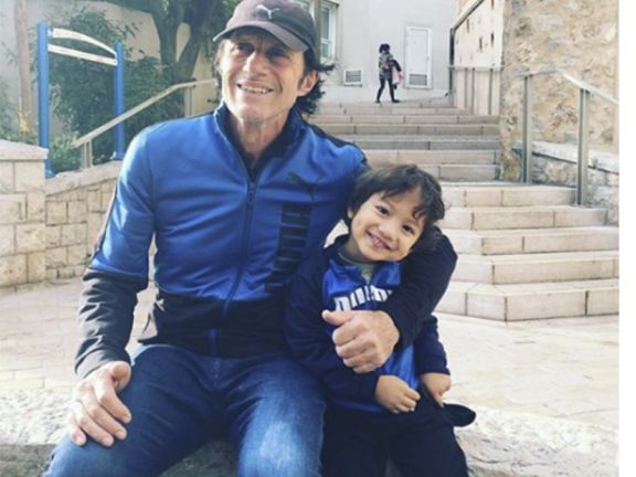 Guillermo Vilas emocionó a sus fans tras reaparecer abrazando a su hijo menor por su cumpleaños
