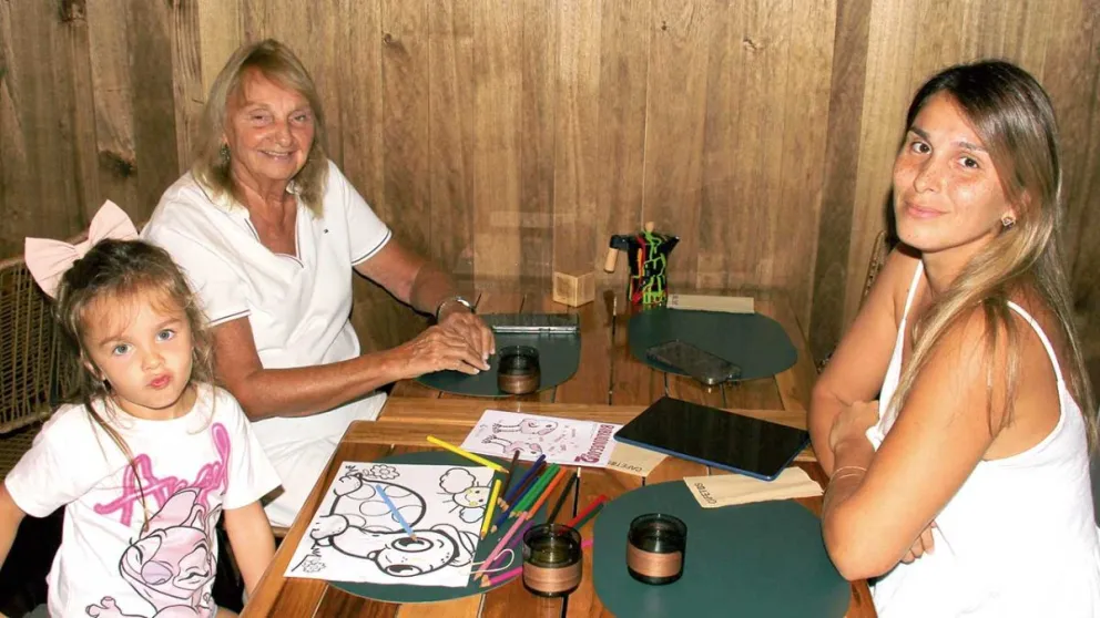Pía, con su abuela María y su mamá María, en una tarde de dibujos y charla en Cafetos. 