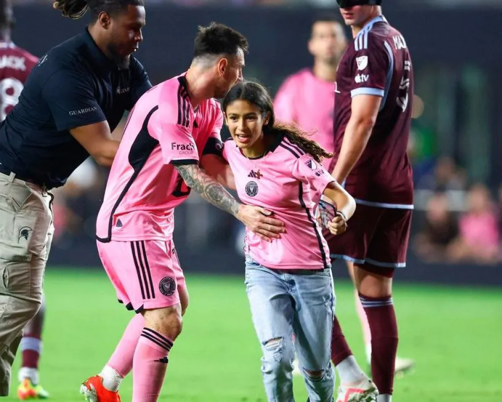 La inesperada frase de Messi a la adolescente que entró al campo de juego para sacarse una foto con él