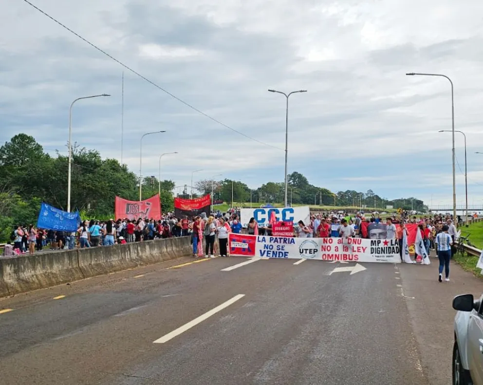 Manifestantes interrumpen el tránsito sobre el puente Garupá-Candelaria sobre la ruta 12