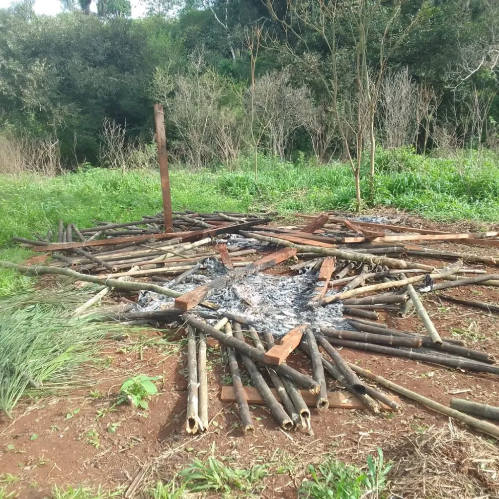 Comunidad aborigen de Mado denuncian maltrato y que quemaron la vivienda de una familia mbya