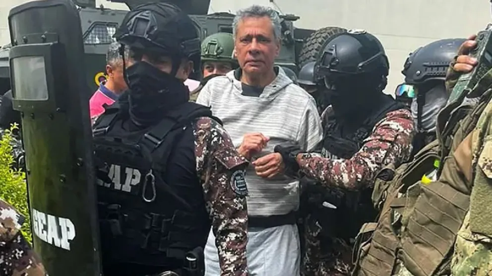 El exvicepresidente de Ecuador empezó una huelga de hambre tras su arresto en la embajada de México