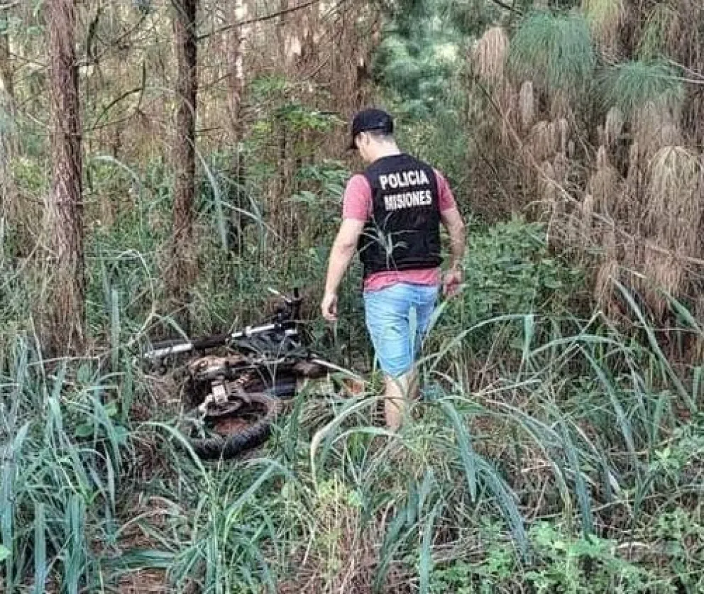 Descubrieron que tenía una moto robada y la abandono en el monte