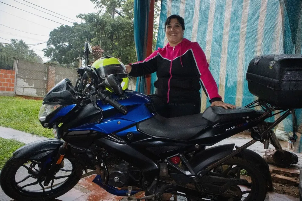 Tras quedarse sin empleo decidió emprender y realiza viajes en moto exclusivos para mujeres