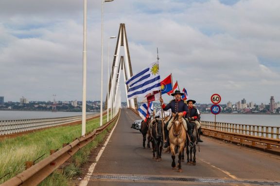 Jinetes uruguayos pasaron por el puente Roque González de Santa Cruz