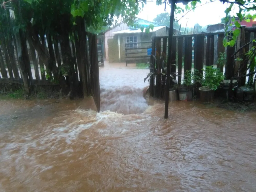 Unas diez familias posadeñas recibieron asistencia debido a las fuertes lluvias