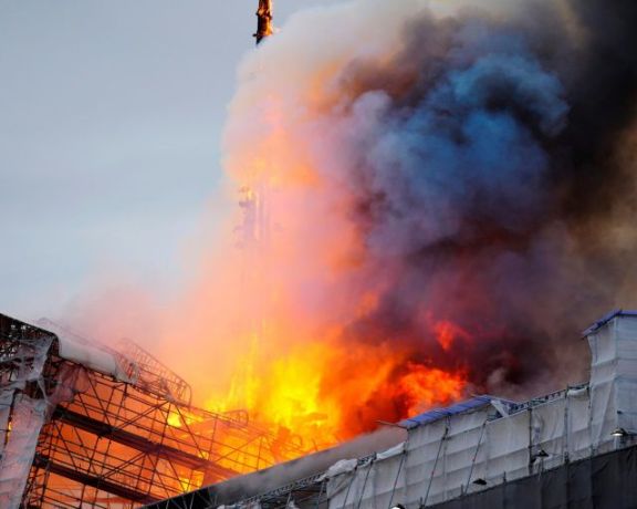 Un incendio en uno de los edificios más antiguos de Copenhague ocasionó el derrumbe de la aguja de su torre