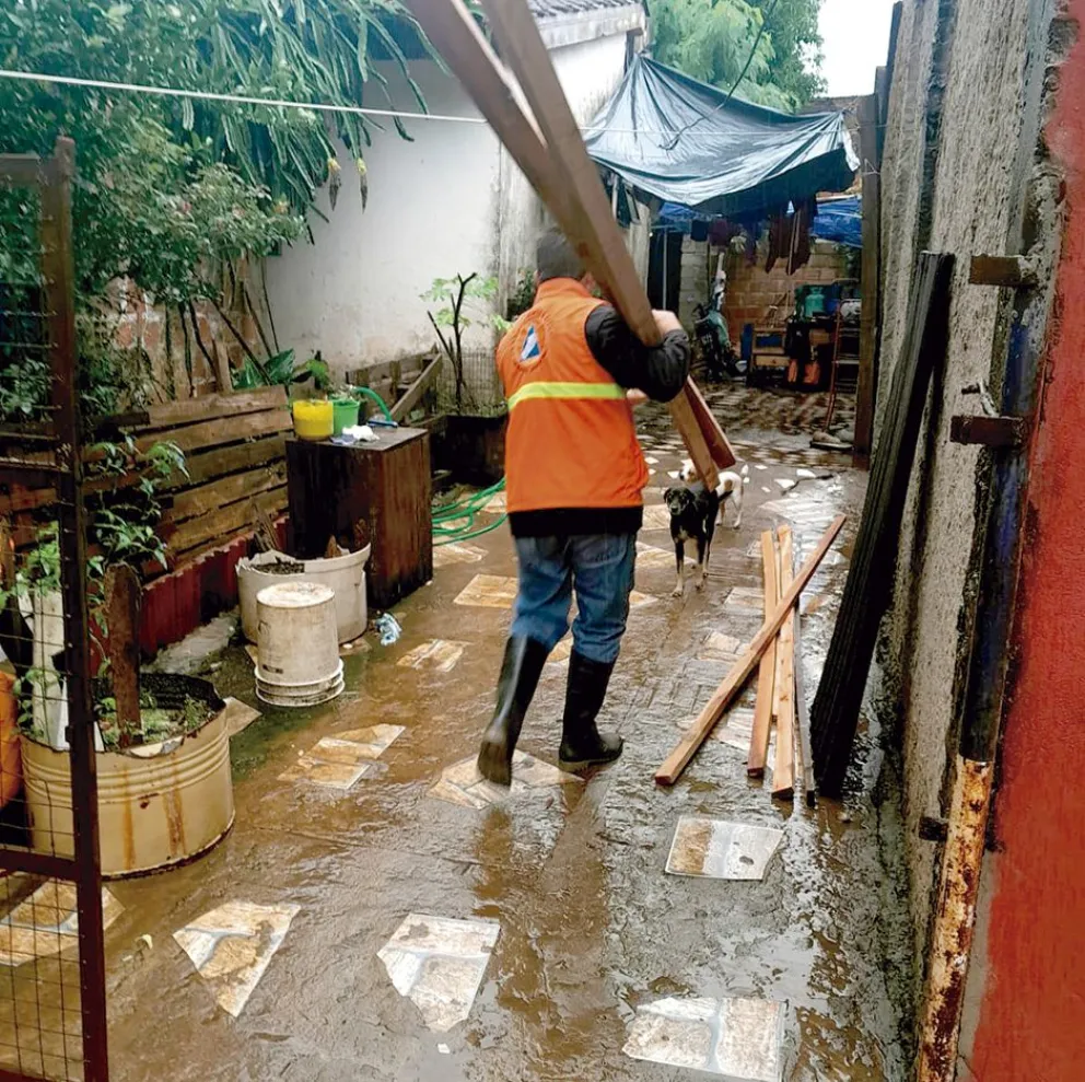 Defensa Civil asistió en varios barrios a afectados por las lluvias.