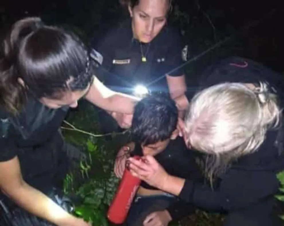 El menor fue encontrado entre malezas, mojado y asustado.  Foto: Policía de Misiones