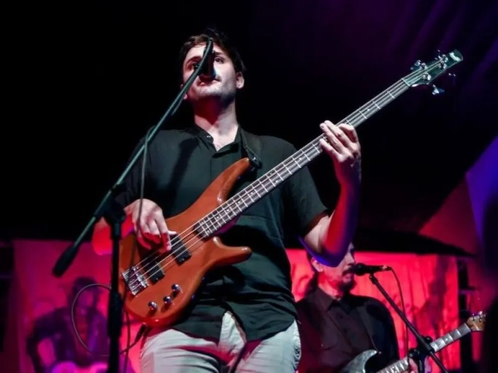 El músico Juan Rojas tocando el bajo en vivo con los Coyote Brown. //Foto: Gentileza.