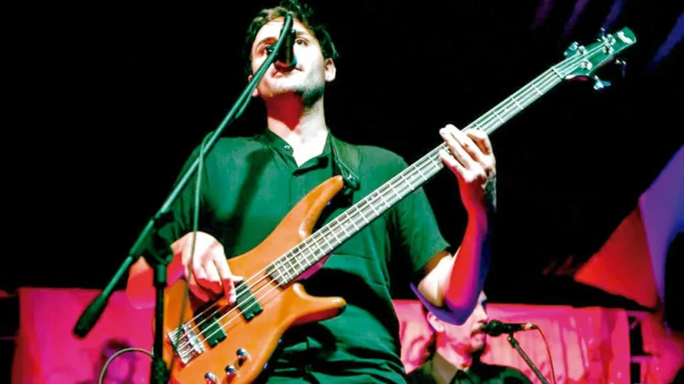 Juan Rojas tocando su bajo en un concierto de Coyote Brown.