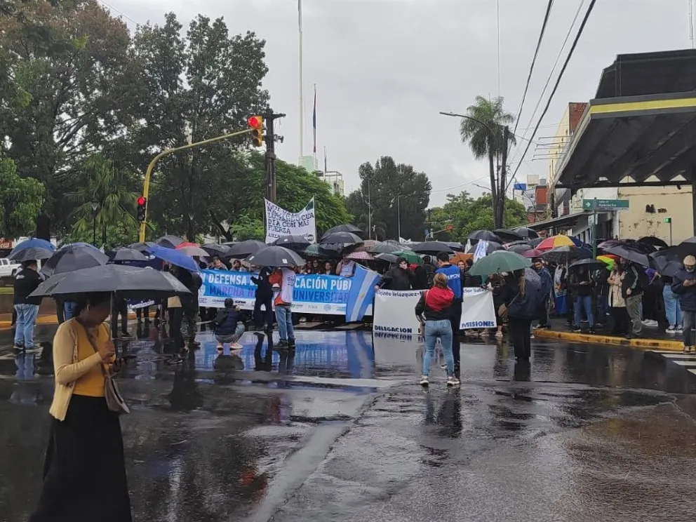 Paraguas y carteles, en defensa de la educación pública. //Foto: Damián Cunale.