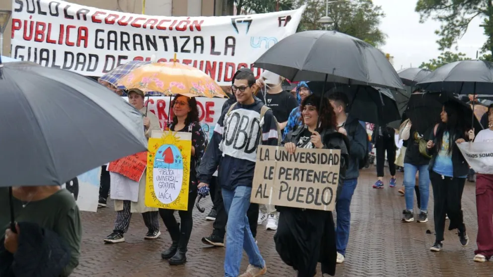 Decenas de estudiantes y docentes, además de movimientos sociales, marcharon en Oberá. //Foto: Luciano Ferreyra - Alex Wereszczuk.