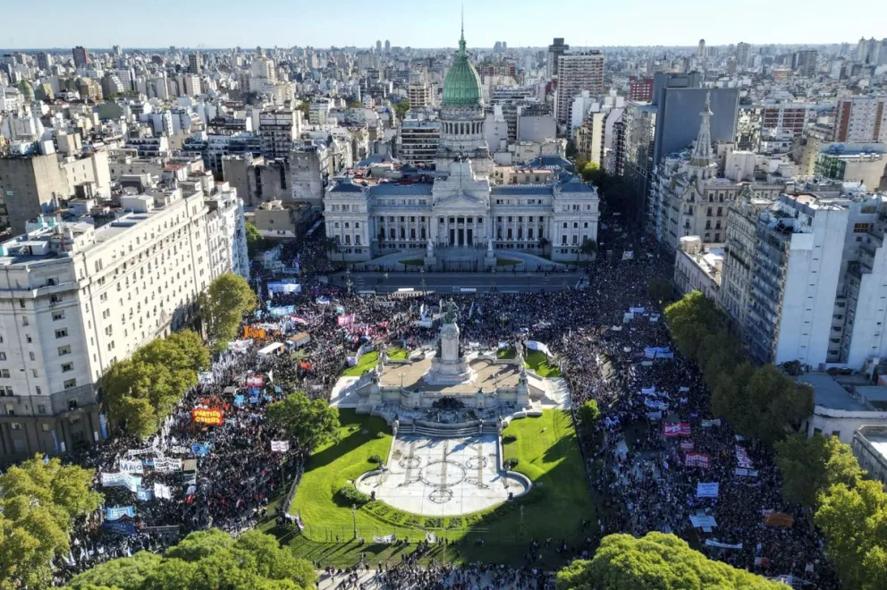 La plaza de los Dos Congresos colmada de manifestantes en favor de la universidad pública. / Foto: AP