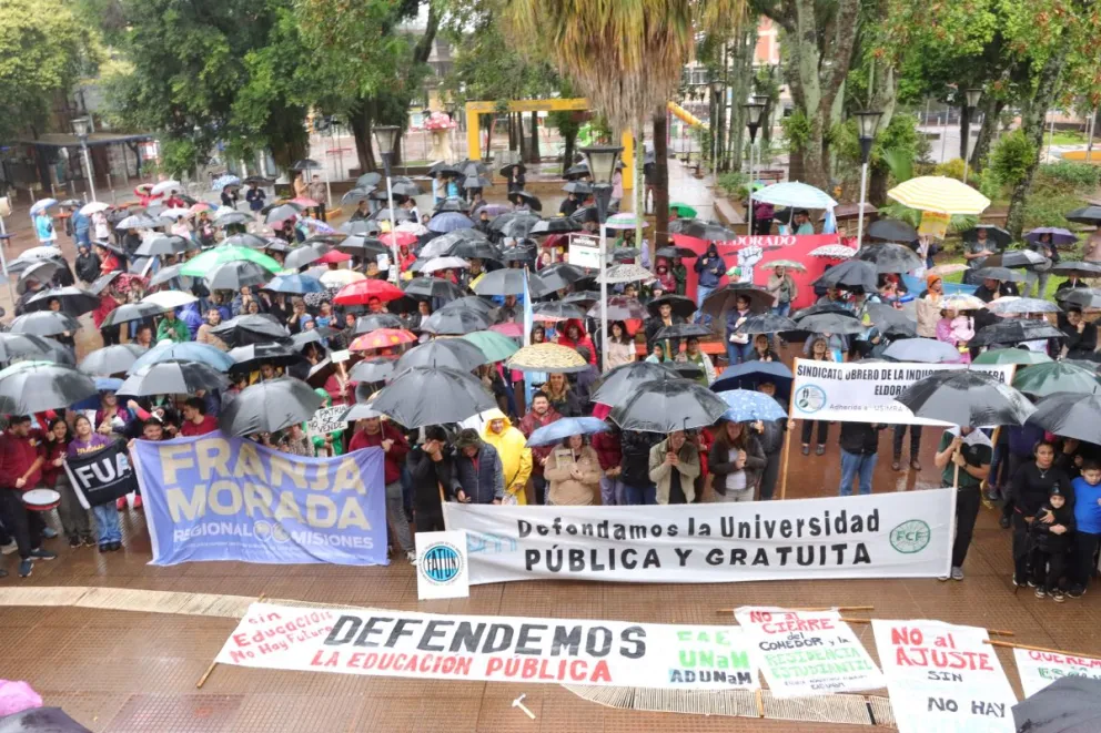 En la localidad de Eldorado más de 600 personas salieron a defender la educación superior pública. / Fotos: Matías Bordón