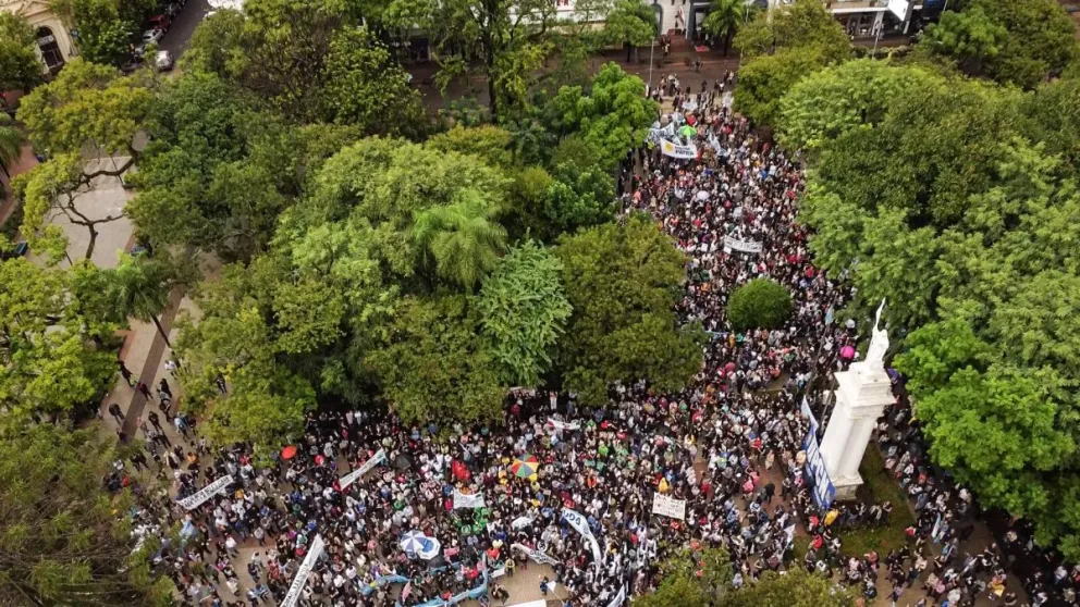 La plaza 9 de julio fue el epicentro de la manifestación en la capital provincial. / Fotos: Natalia Guerrero - Drone: César Lasso