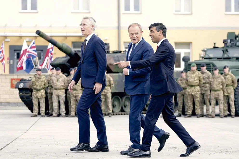 Sunak (último a la derecha) dijo que enviará equipamiento militar a Ucrania.
