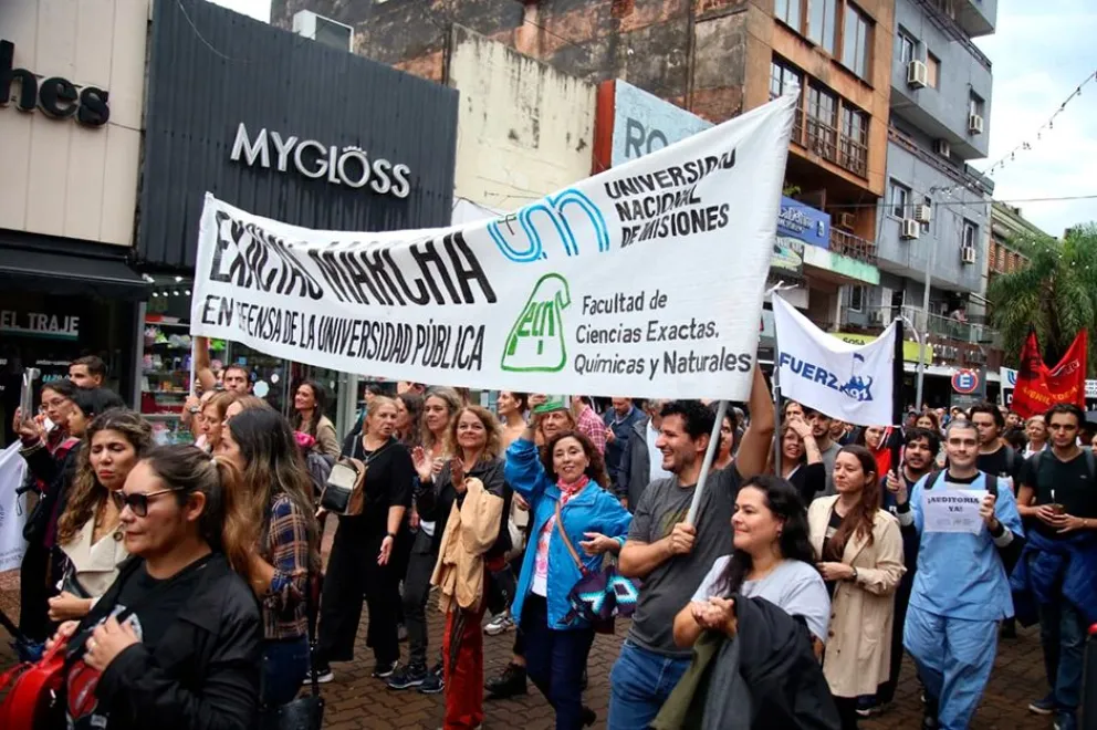 Los manifestantes marcharon en apoyo al reclamo de las universidades desde el mástil de Mitre.  Foto: Natalia Guerrero