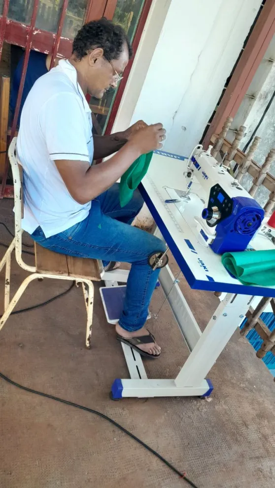 Los internos, en su taller de costura, realizan distintos trabajos para escuelas y merenderos.