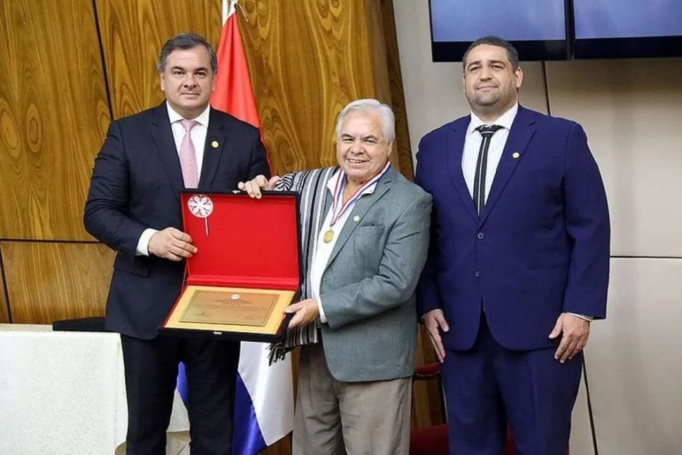 Pato García fue reconocido con la Orden Nacional al Mérito Comuneros, la distinción civil y militar más alta otorgada por la República del Paraguay a las personas que se destacan y contribuyen al país extraordinariamente.