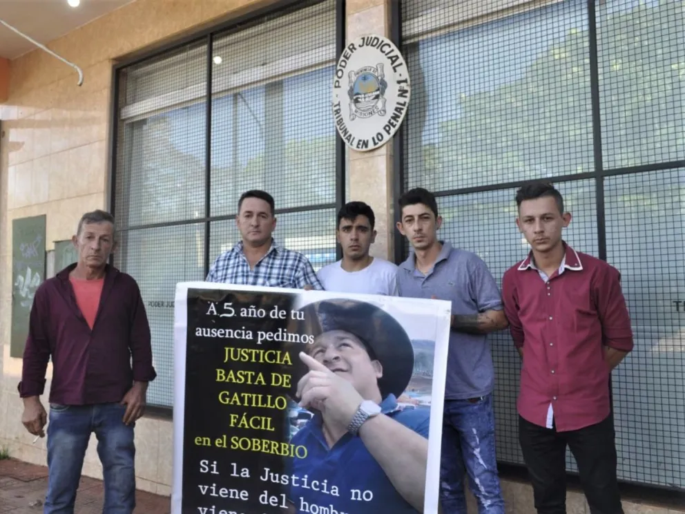 Los familiares de Andrade se retiraron disconformes con la absolución de uno de los policías. //Foto: Cristian Valdez.