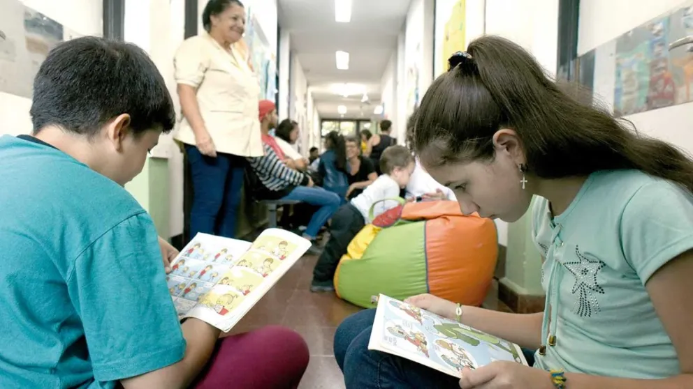 Libros y juegos se despliegan en el Caps 12 para hacer de la larga espera al médico, una acción más amena. Foto: Marcelo Rodríguez