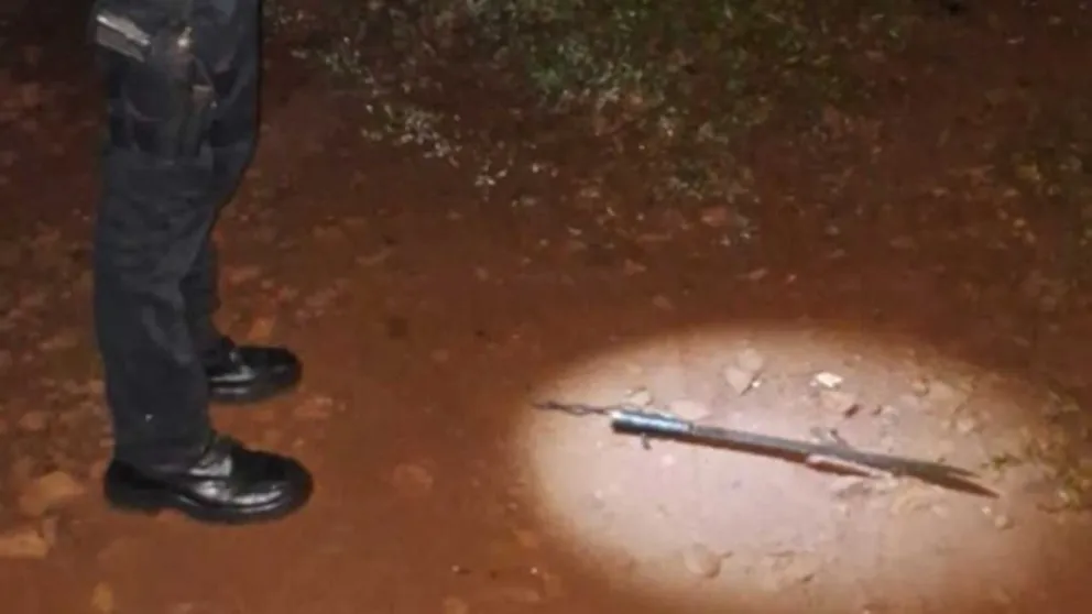 A pocas cuadras del lugar del ataque se secuestró un machete.  Foto: Policía de Misiones