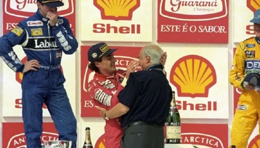 Ayrton Senna y Juan Manuel Fangio, celebrando el triunfo del brasileño en el GP de Interlagos 1993. Crédito: F1
